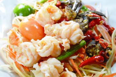 Papaya salatası turşusu ile Yengeç tepesi yumuşak haşlanmış karides yemek üzerinde