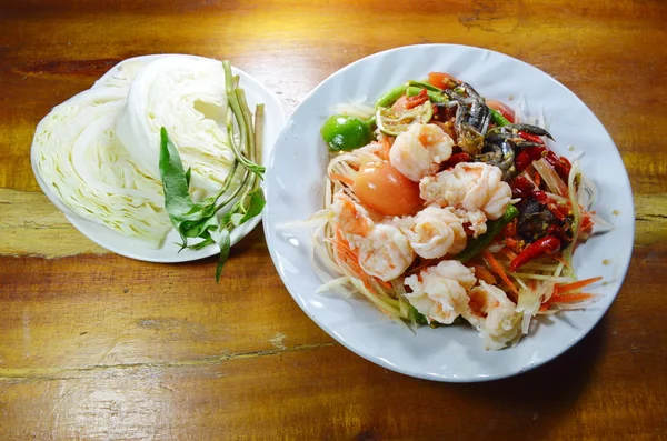 Salade de papaye et crabe mariné manger couple avec des légumes frais sur la table — Photo