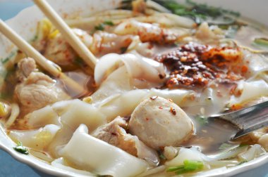 büyük noodle ile domuz çorbası dolgu baharat ve yemek için hazır