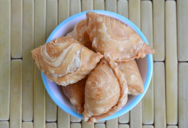 dolu mini tavuk köri puf Kupası