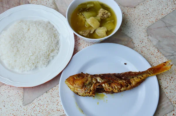 Deep fried red snapper with turmeric powder and pickled cabbage soup — Stock Photo, Image