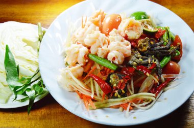 Som tum Tay dilinde denilen papaya salatası yemek çift taze sebze ile masaya