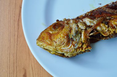 derin kızarmış kırmızı snapper ile çanak üzerinde zerdeçal tozu