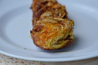 derin kızarmış kırmızı snapper ile çanak üzerinde zerdeçal tozu