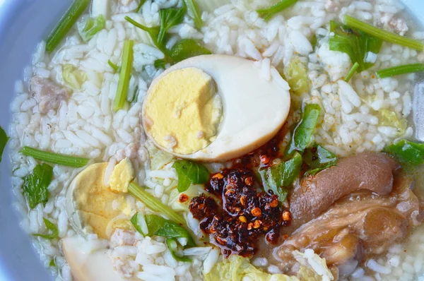 茶色の卵をトッピングと揚げ唐辛子ペーストをドレッシングのお粥 — ストック写真