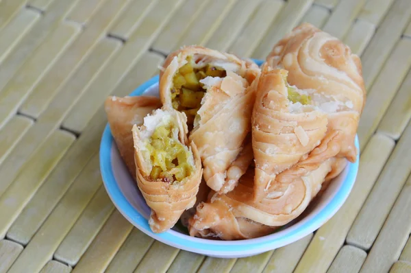 Ayam isi kari puff di cangkir — Stok Foto