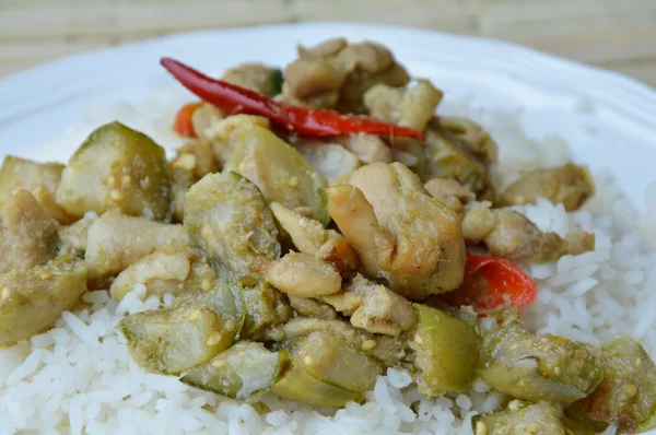 Aduk-goreng ayam dalam kari hijau dengan terong pada beras — Stok Foto