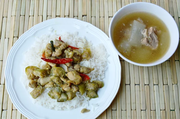 Gesauteerde kip in groene curry met aubergine en winter meloen soep — Stockfoto