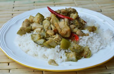 Sade pilav patlıcan ile yeşil köri tavada kızartılmış tavuk