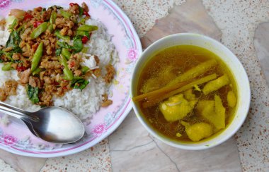 kıyılmış domuz efendim kızarmış fesleğen yaprağı ve baharatlı tavuk çorbası