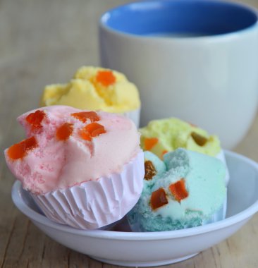 kurutulmuş meyve ve kahve fincanı tepesi renkli pamuk kek