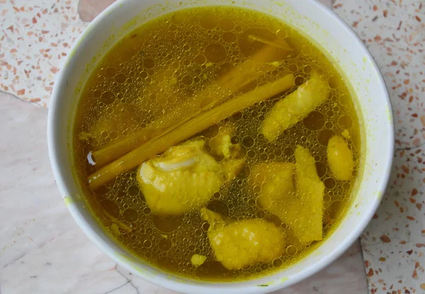 A kurkuma fűszeres leves csésze főtt csirke — Stock Fotó