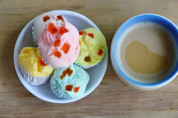 Pastel de lana de algodón colorido en taza y café — Foto de Stock