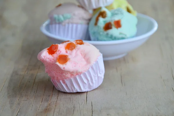 Colorido pastel de lana de algodón cubriendo frutas secas en la taza — Foto de Stock