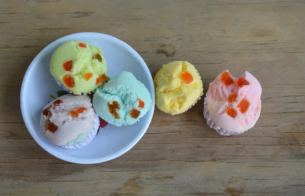 Colorido pastel de lana de algodón cubriendo frutas secas en la mesa — Foto de Stock