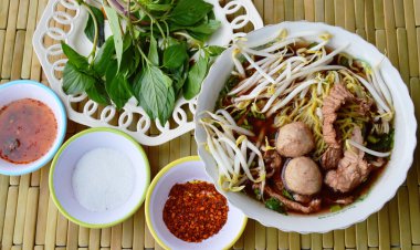 Sarı noodle ile domuz eti top kahverengi çorba ve baharat Kupası