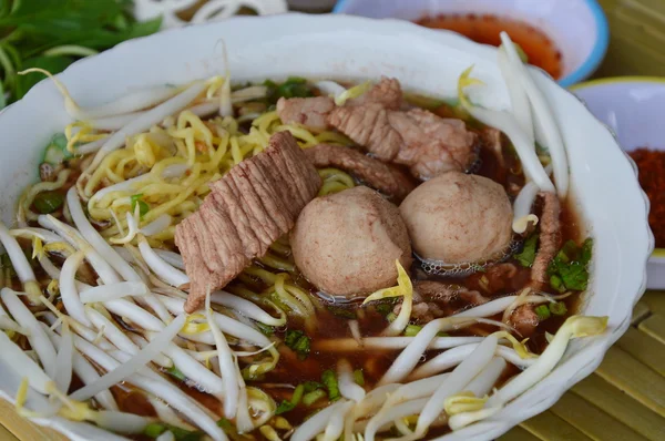 kase üzerinde kahverengi çorbası domuz eti top ile yumurta şehriye