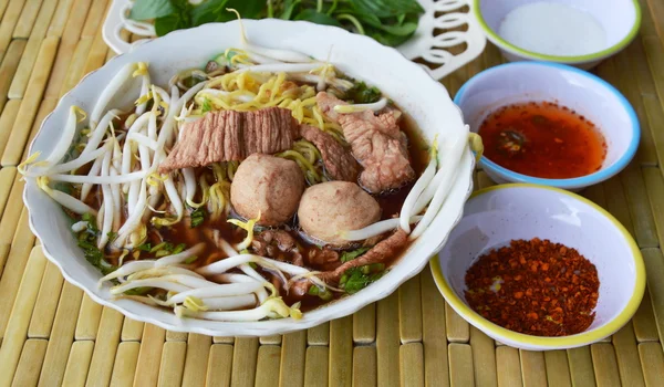 Çin noodle ile domuz eti top kahverengi çorba ve baharat Kupası