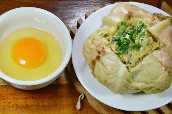 Huevo al vapor con champiñón en repollo y yema en taza — Foto de Stock