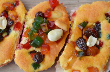 meyve ve ahşap tahta üzerinde fıstık ezmesi kek tepesi kurur