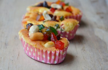 meyve ve ahşap tahta üzerinde fıstık ezmesi kek tepesi kurur