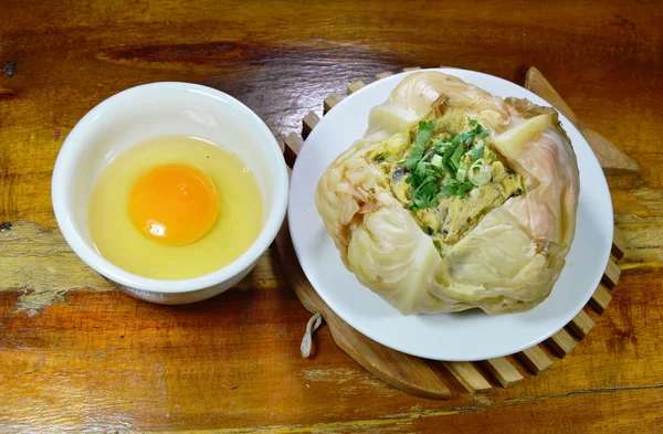 Telur rebus dengan jamur dalam kubis dan kuning telur di atas cangkir — Stok Foto