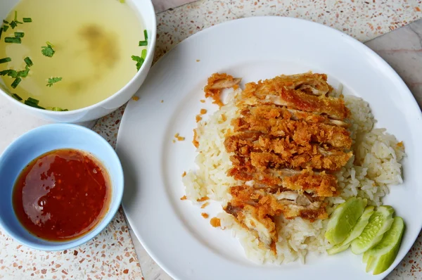 Ayam goreng pada nasi kukus dengan saus cabai manis dan sup — Stok Foto