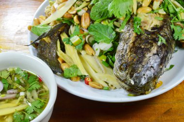 derin kızarmış çizgili yılan kafa balık karışık ot tatlı sos daldırma ile