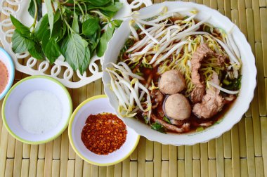 Çin noodle ile domuz eti top kahverengi çorba ve baharat Kupası