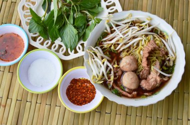 Çin noodle ile domuz eti top kahverengi çorba ve baharat Kupası