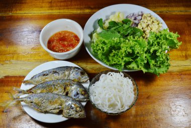 Kızarmış Uskumru taze sebze ve baharatlı sos ile servis