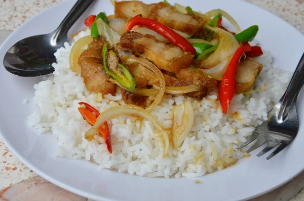 Aduk goreng daging babi renyah dengan cabai manis dan irisan bawang pada beras — Stok Foto