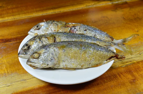 Diepe gebakken makreel op schotel — Stockfoto
