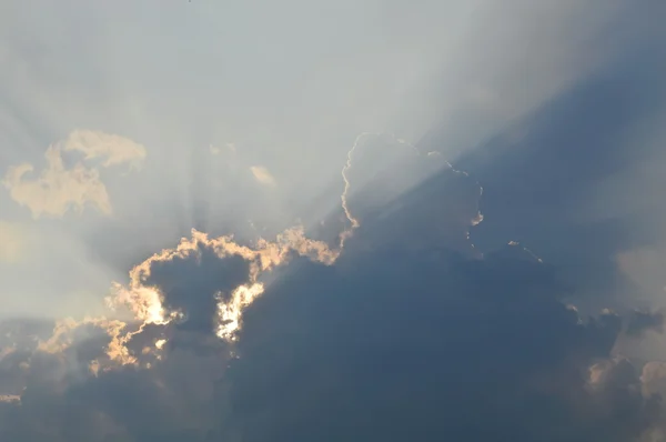 Lumière du soleil derrière un nuage sombre sur le ciel — Photo