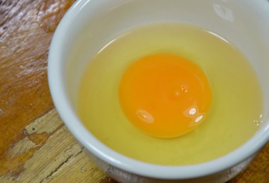 masada kupada çiğ yumurta