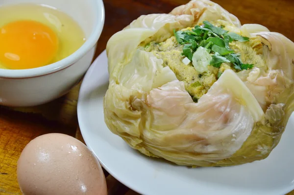 Dušená vejce s hub v zelí na jídlo — Stock fotografie