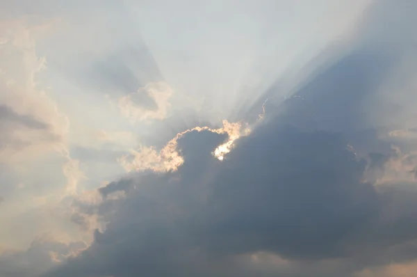 Lumière du soleil à travers le nuage sombre sur fond de ciel — Photo