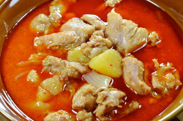 Pollo al curry con patate e latte di cocco in ciotola — Foto Stock