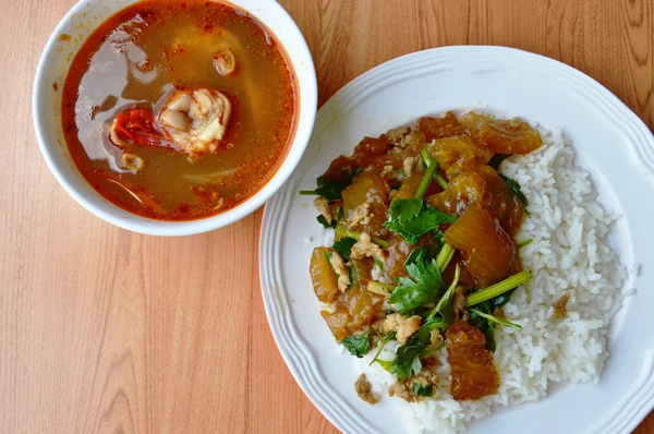 Aduk kulit babi goreng dengan seledri Cina dan sup tulang pedas — Stok Foto