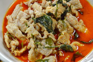 kabın içinde Hindistan cevizi sütü ile kokulu köri domuz