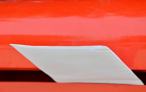 Weißer Umschlag im roten Briefkasten — Stockfoto