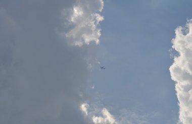 kara bulut gökyüzü üzerinde uçak fly