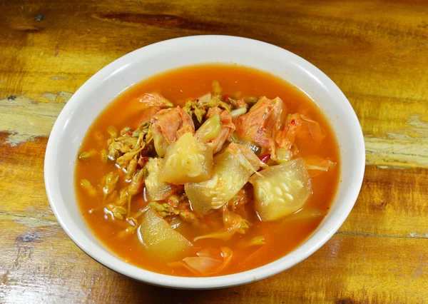 ボウルにタイの辛い、酸っぱいスープで野菜 — ストック写真