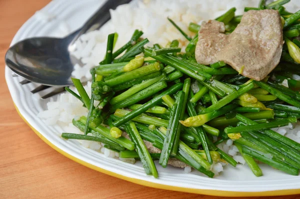 Aduk bawang putih goreng chives dengan hati babi pada beras — Stok Foto