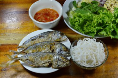 Kızarmış Uskumru taze sebze ve baharatlı sos ile servis