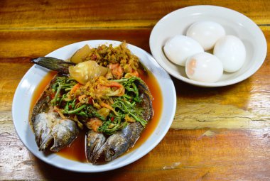 derin kızarmış çizgili yılan kafa karışık sıcak ve ekşi çorba, haşlanmış yumurta ile balık