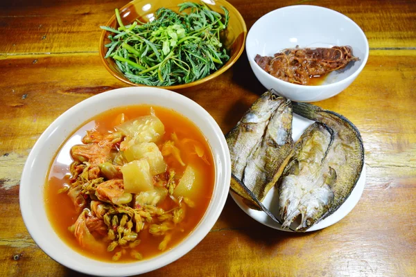 深い揚げた蛇頭魚食べるタイの辛い、酸っぱいスープ野菜のカップル — ストック写真
