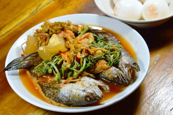 Peixe de cabeça de cobra listrada frita em sopa quente e azeda misturada comer com ovo cozido — Fotografia de Stock