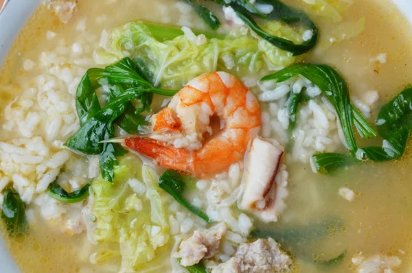 Nasi rebus dengan makanan laut dalam sup di atas mangkuk — Stok Foto