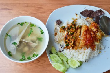 karışık haşlanmış pirinç haşlanmış ve kızarmış tavuk çanak üzerinde